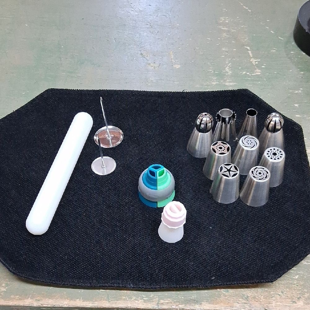 Cake, cupcake decorating tools. 14 pc. set of new, unused tools.